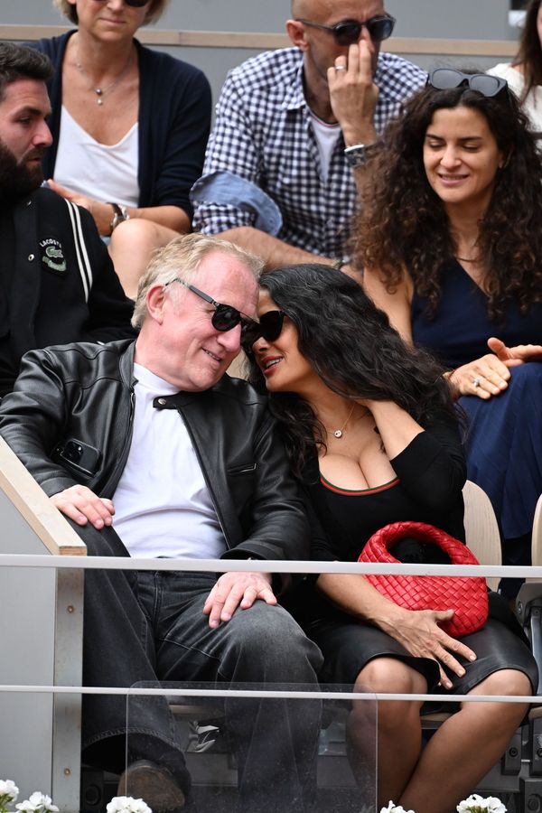 Páni! V obřím výstřihu Salmy Hayek na Roland Garros by se tenisák ztratil raz dva - fotka 1/1