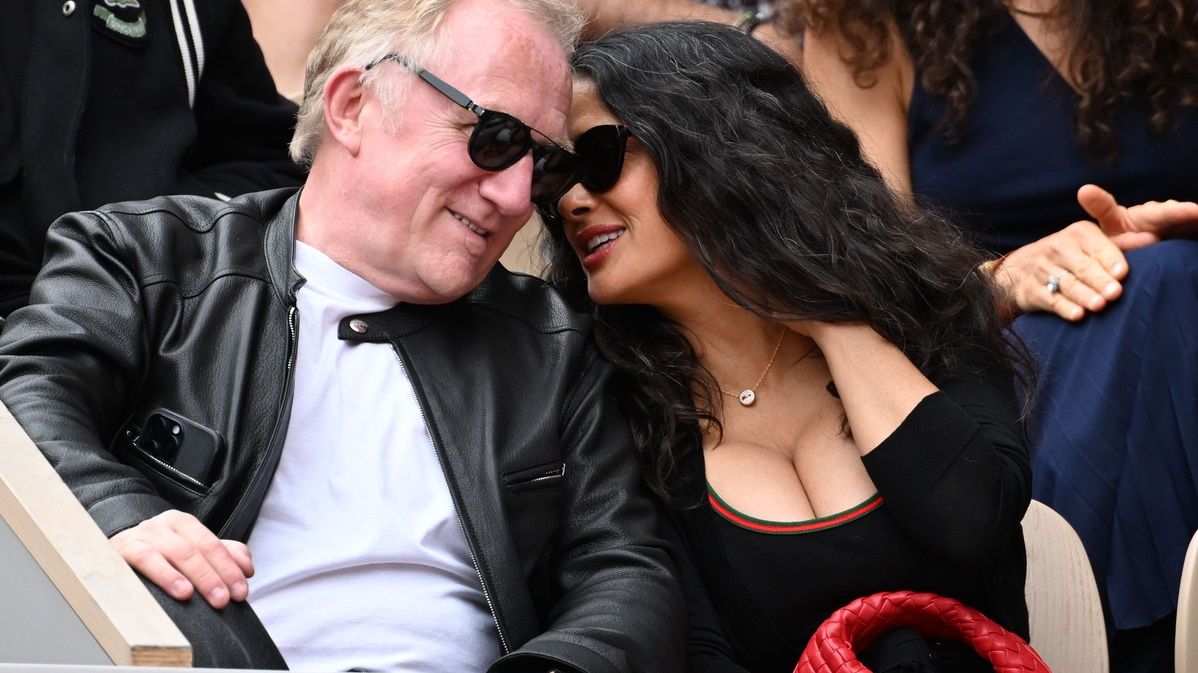 Páni! V obřím výstřihu Salmy Hayek na Roland Garros by se tenisák ztratil raz dva