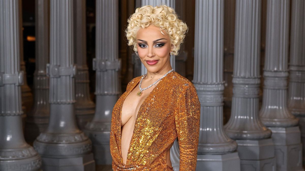 Nešla na maškarní, jen propagovat kosmetiku: Raperka nasadila průhledný latex a červené krytky na bradavky