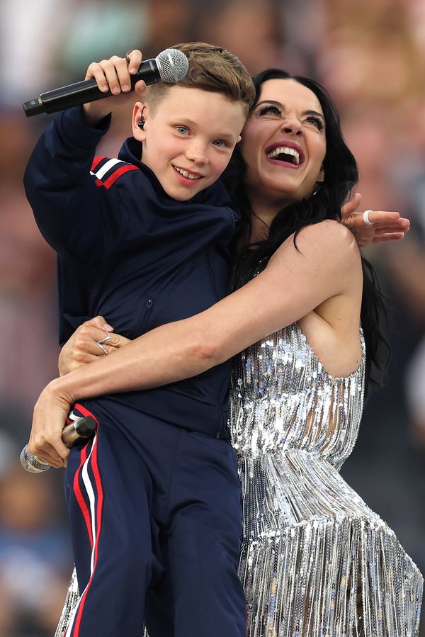 Kdo je rozkošný klučík, který oslnil božským hlasem vedle Katy Perry na zahájení fotbalového mistrovství světa? - fotka 1/1