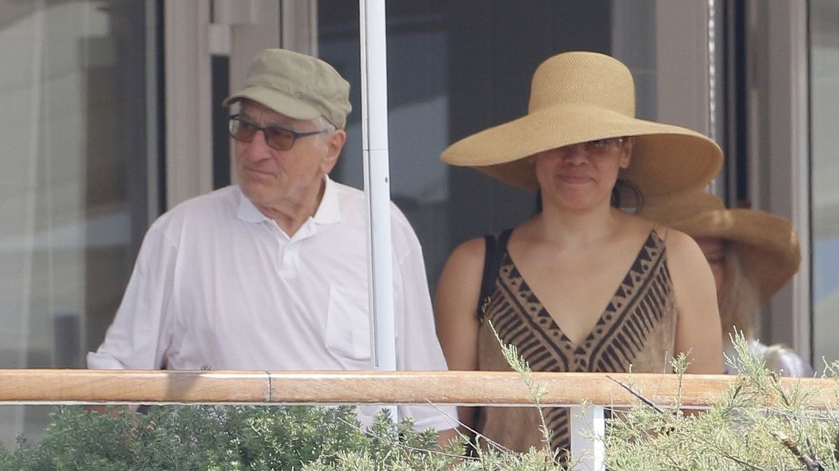 Ruku v ruce jako zamilovaní teenageři: De Niro (82) vyrazil s partnerkou (46) na loď. Lidé si neodpustili poznámky