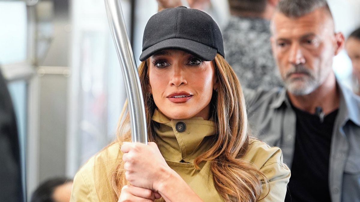 Je to vážně ona? Vykulená Jennifer Lopez v metru! ‚Mastné tyče‘ se držela jako klíště