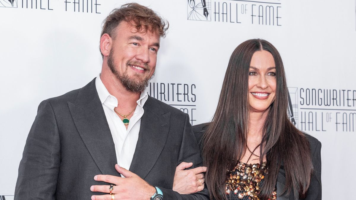 Svět učila zvládat zlomená srdce, teď se po letech ukázala lidem: Alanis Morissette vedle manžela zářila jako sluníčko