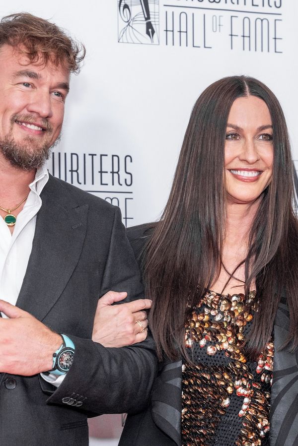 Svět učila zvládat zlomená srdce, teď se po letech ukázala lidem: Alanis Morissette vedle manžela zářila jako sluníčko - fotka 1/1
