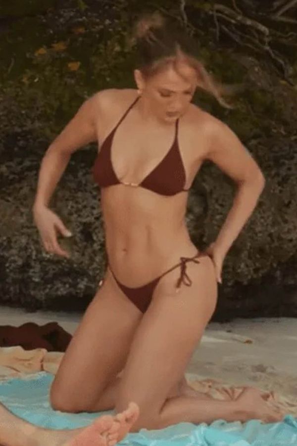 Plážová scéna JLo (57) v miniaturních bikinách je hodně žhavá! Ty břišáky a bicáky? zůstali zírat diváci - fotka 1/1