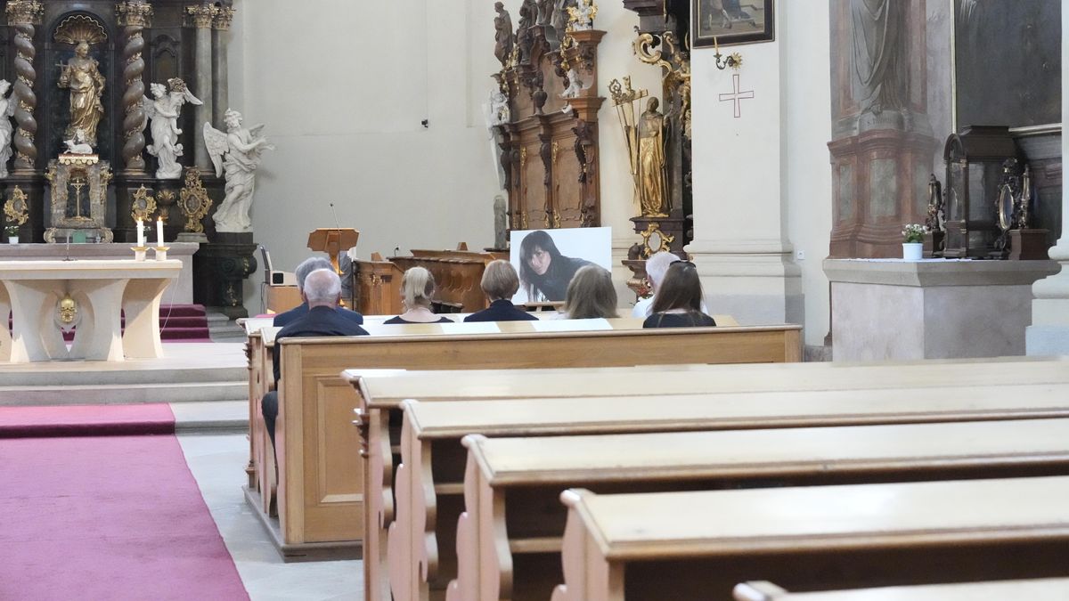 Zádušní mše za Marešovu asistentku Kateřinu Niklovou (†42). V kostele se sešli jen ti nejbližší