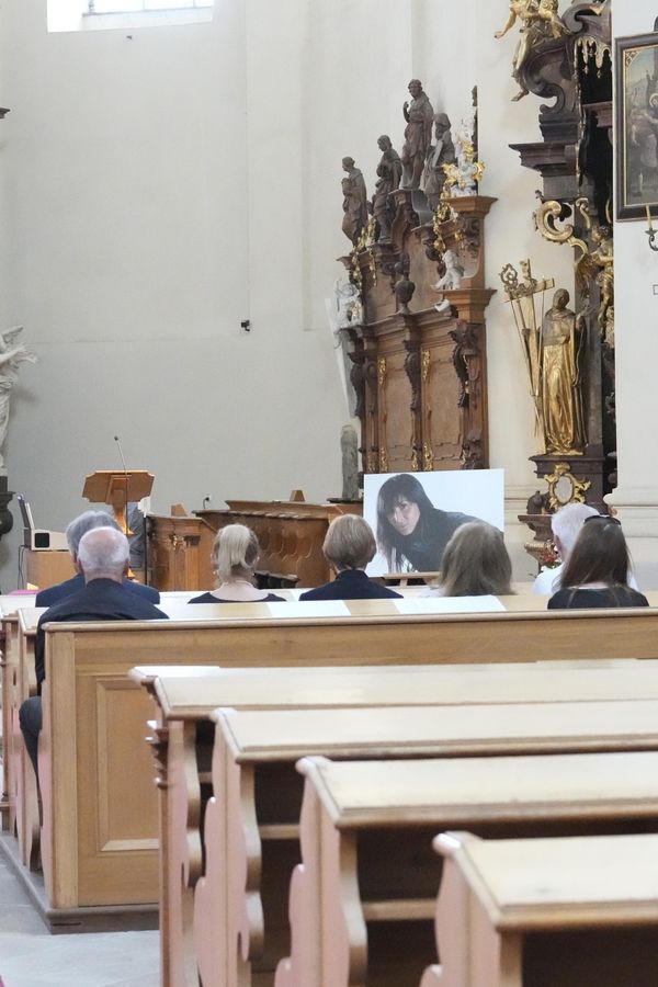 Zádušní mše za Marešovu asistentku Kateřinu Niklovou (†42). V kostele se sešli jen ti nejbližší - fotka 1/1
