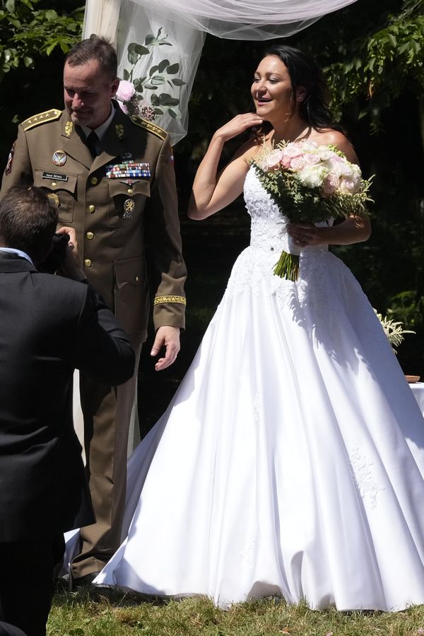 Svatba generála Řehky a poslankyně Opltové: Takhle jim to spolu slušelo! Nechyběl ani Ondřej Vetchý, šel za svědka - fotka 1/1