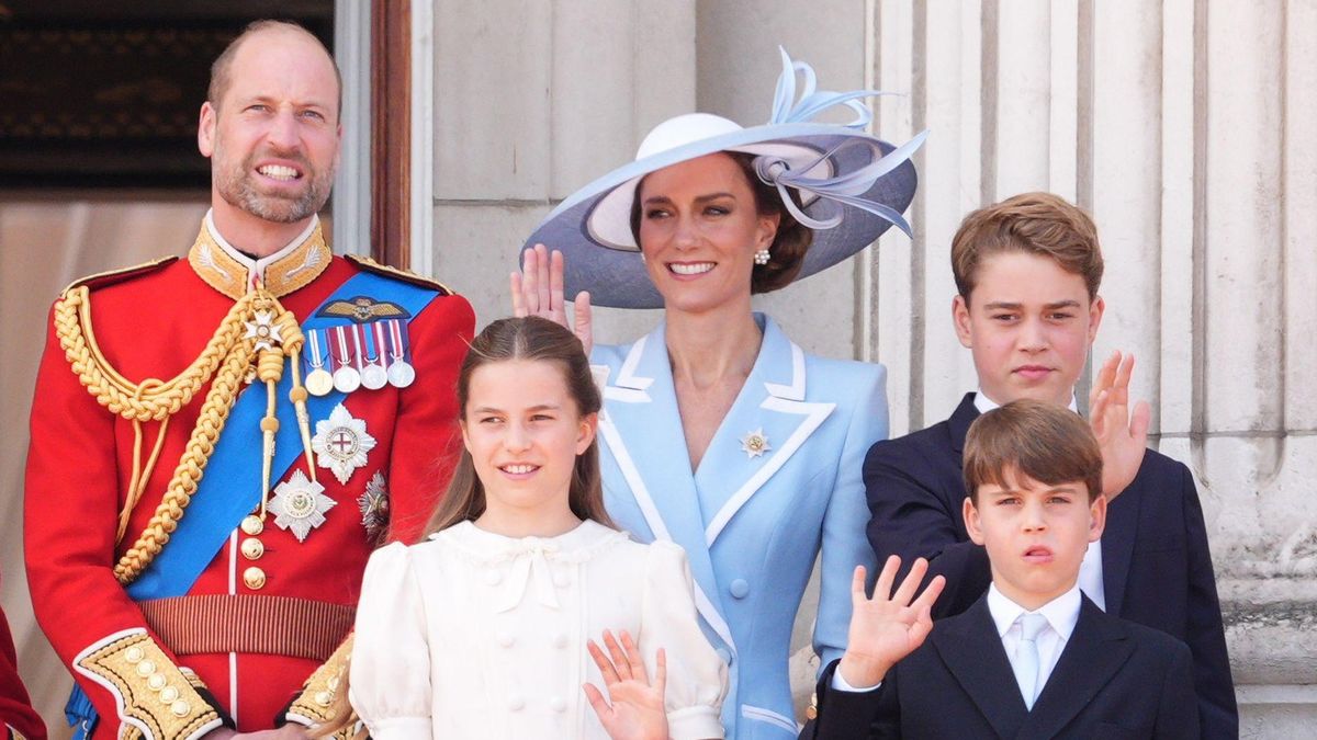 Roste z něj tak pohledný mladý muž! Princezna Kate se šla s Georgem podívat na letadla. Fanoušci z této dvojice šílí