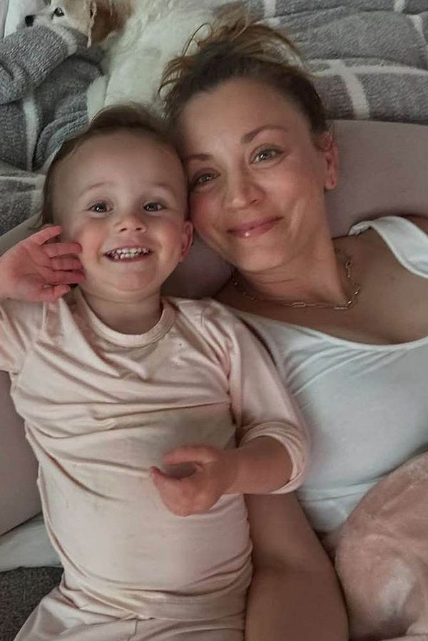 Penny je v tom! Miminko těhotné Kaley Cuoco už v bříšku ukazuje na rodiče prostředníček - fotka 1/1