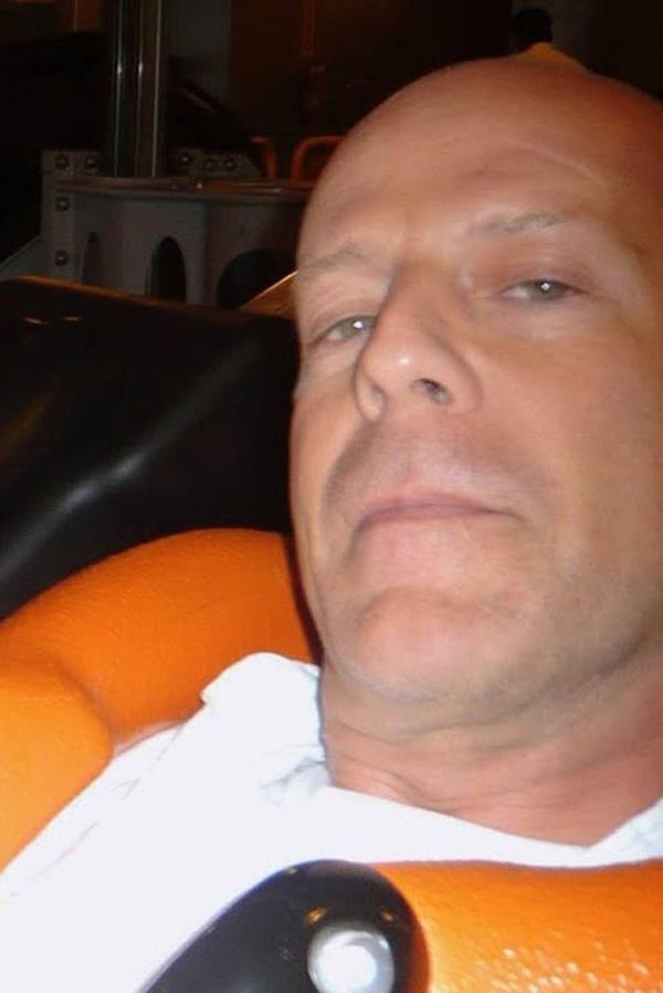Ten je pořád tak boží! Fanoušci jsou u vytržení z nových fotek a legračního videa nemocného Bruce Willise - fotka 1/1