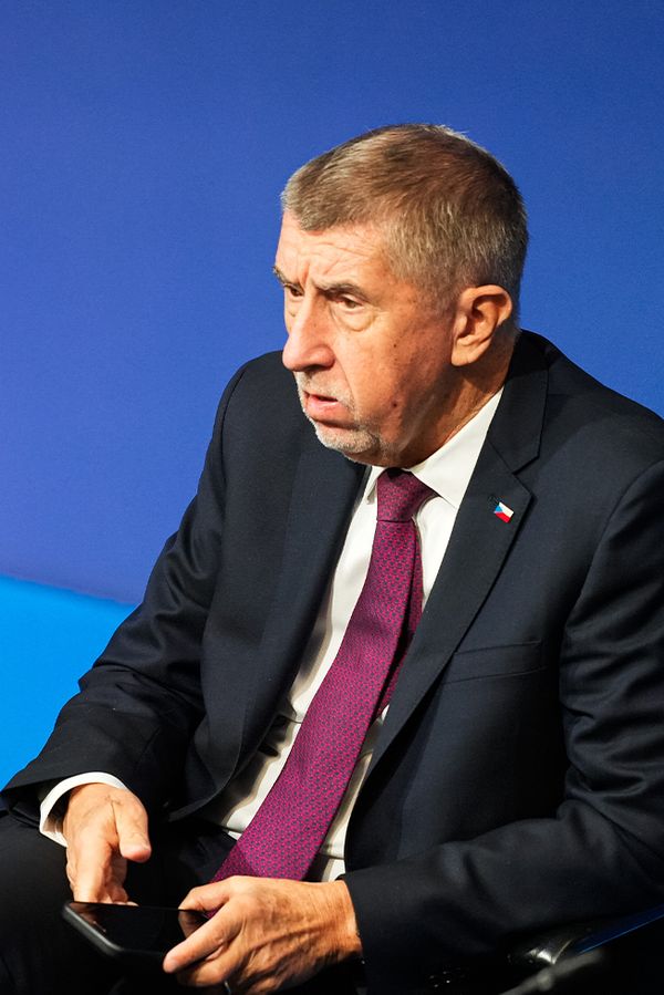 Super kachna: Babiš s Plagou museli zešílet. Zákaz mobilů ve školách je pouze začátek, tohle rodiče neskousnou  - fotka 1/1