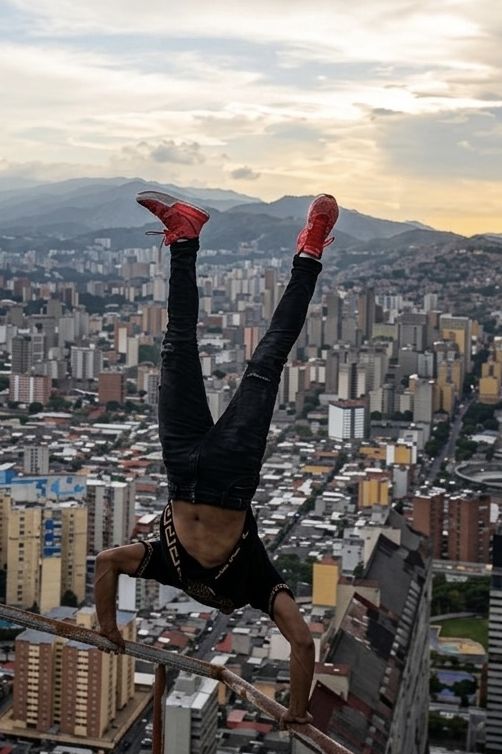 Venezuelský skywalker předvádí kaskadérské kousky na mrakodrapech bez jištění: Ten tu dlouho nebude, myslí si lidé  - fotka 1/1