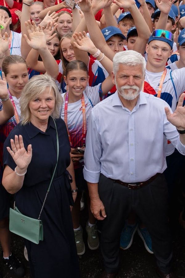 Prezidentský pár odstartoval olympiádu dětí a mládeže: Eva Pavlová oblékla temně modrou. Trénovala na protest?  - fotka 1/1