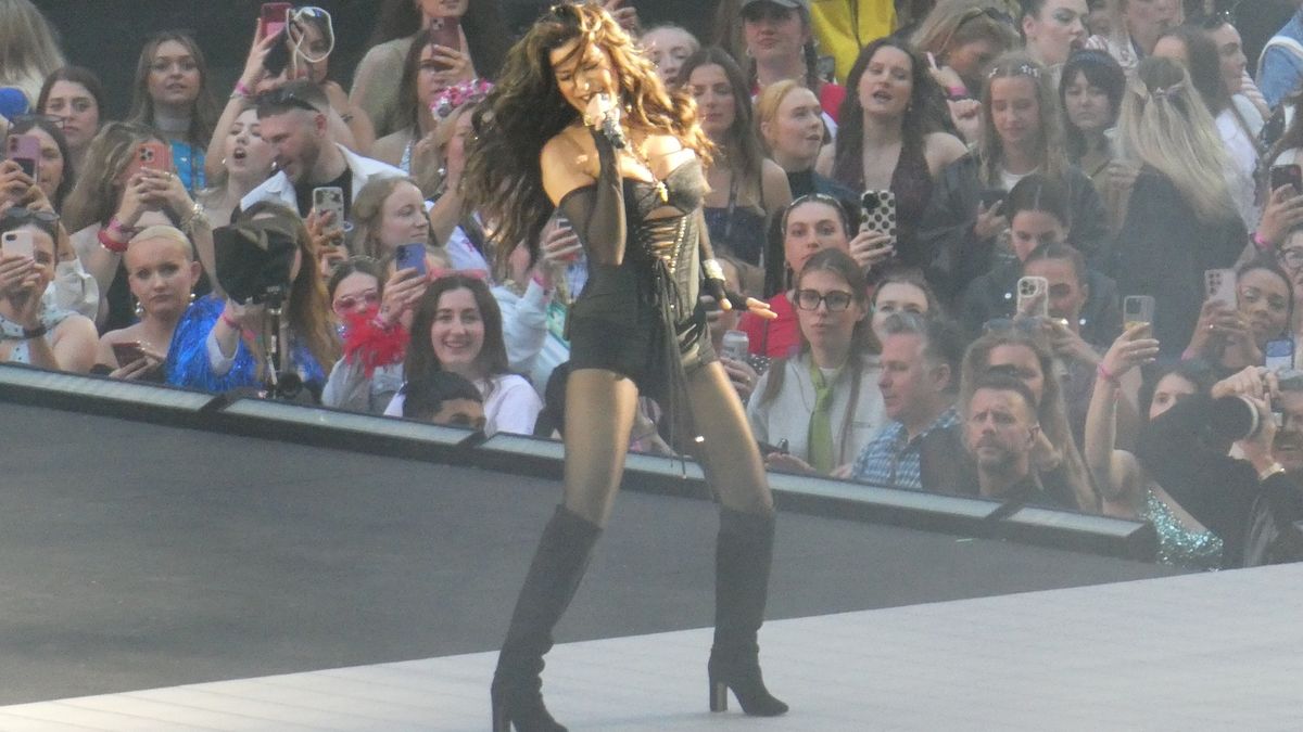 Shania Twain si šedesátku nepřipouští: Na pódiu řádila v korzetu a ‚kalhotkách‘!
