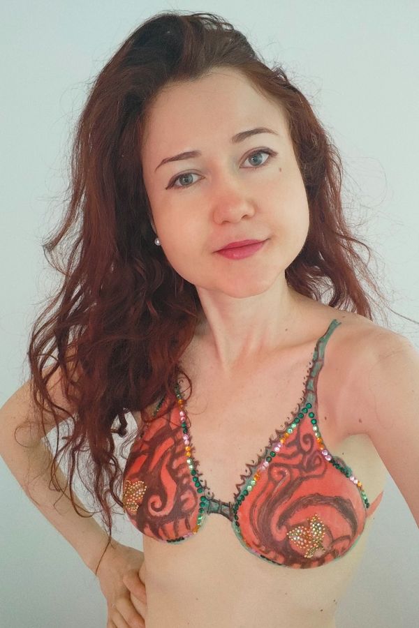 Eva Toulová úplně nahá: Intimní partie jí zakrývaly jen „plavky“, které si sama namalovala - fotka 1/1