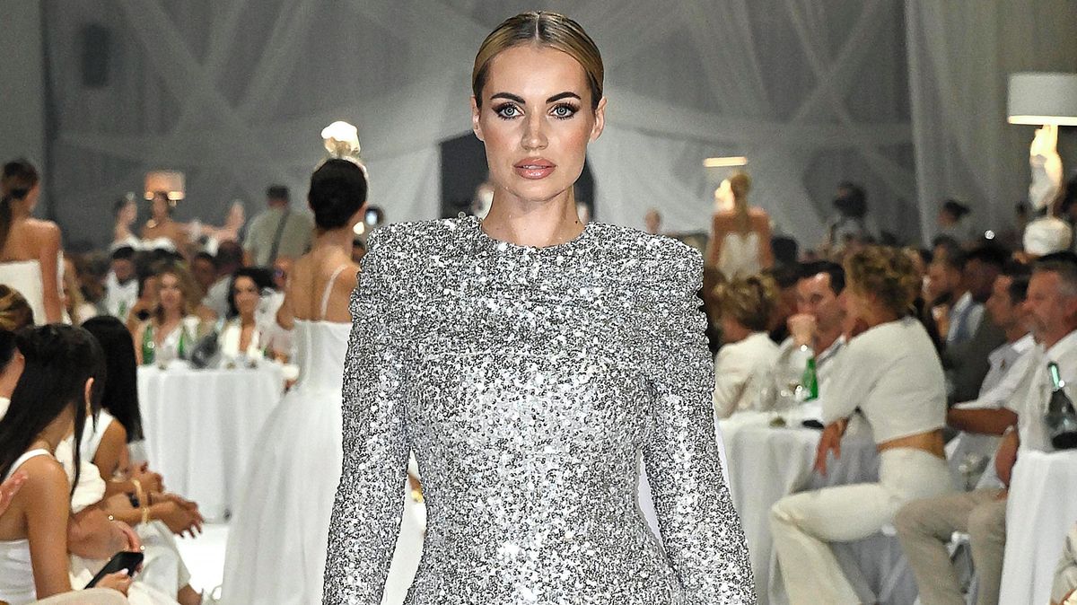 Skandální video z přehlídky: Stylistka naznačila zvracení na missku Kočendovou, modelka se do ní ostře pustila