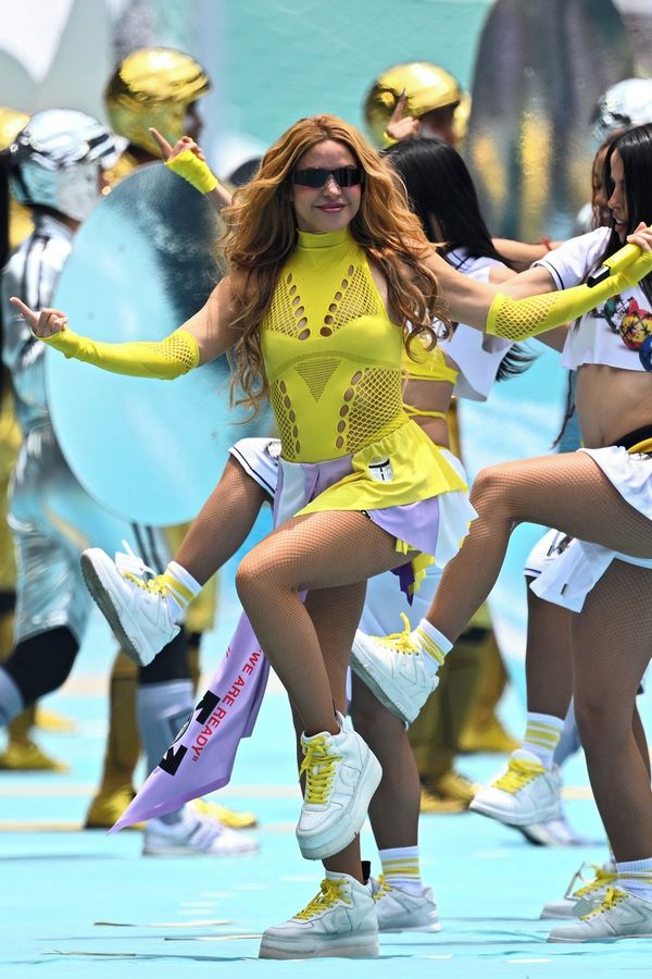 Není na to stará? Shakira se pro fotbalisty vlnila jako za mlada. Diváci ji přesto posílají do důchodu - fotka 1/1