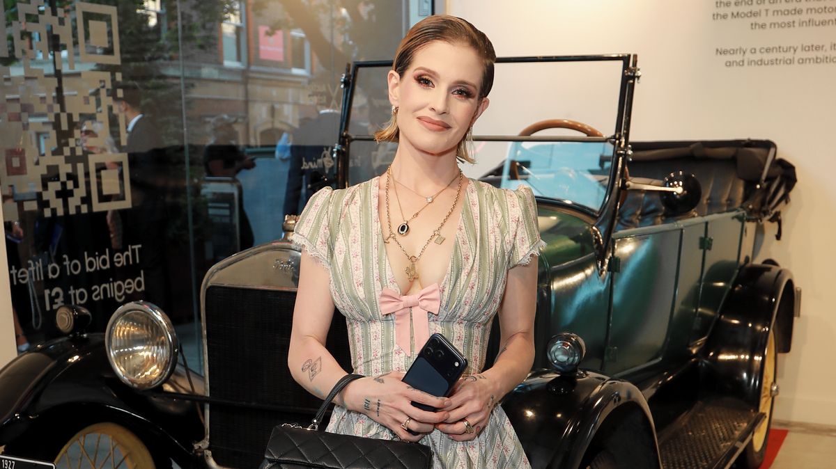 Rok po smrti otce se konečně směje! Kelly Osbourne překvapila po těžkém období výrazem i kily navíc