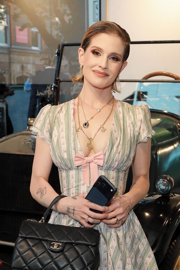 Rok po smrti otce se konečně směje! Kelly Osbourne překvapila po těžkém období výrazem i kily navíc - fotka 1/1