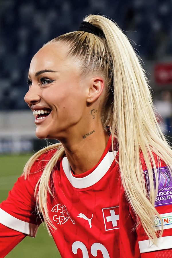 Řekla ano! Nejvíc sexy fotbalistka světa se zasnoubila a ukázala obří prsten. S novým přítelem je teprve od ledna - fotka 1/1