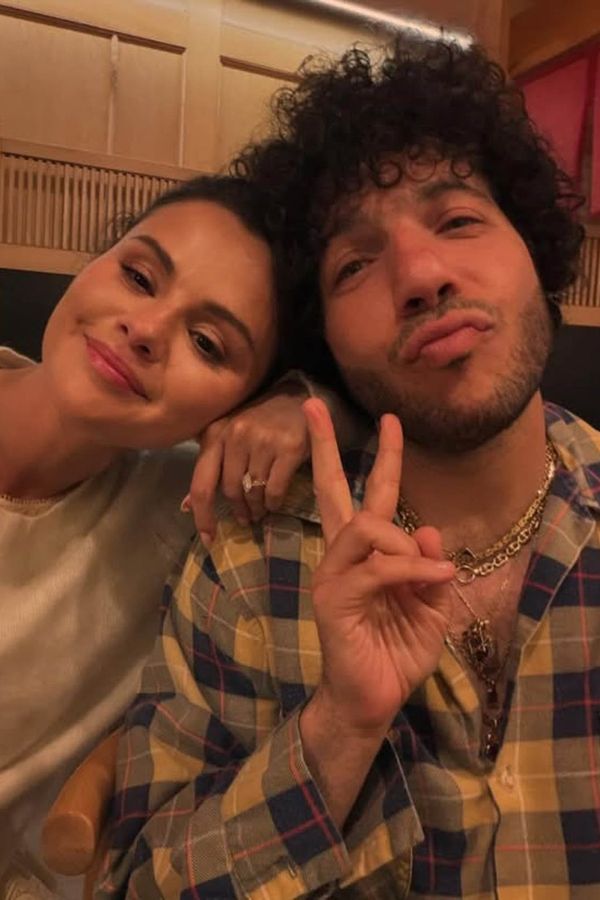 Takovou fotku ještě neukázali: Benny Blanco líbá Selenu Gomez na velmi intimním místě. Fanoušci nevědí, kam s očima - fotka 1/1