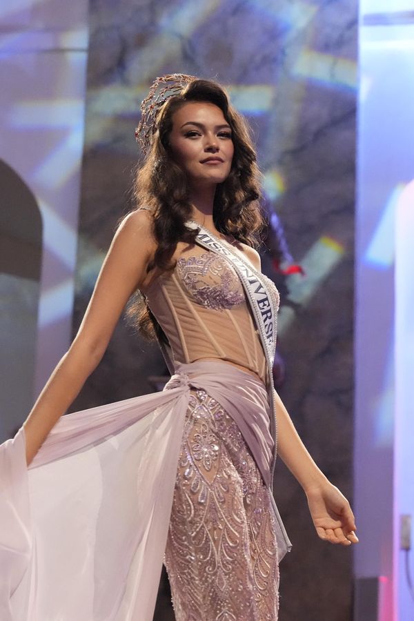 Nová Miss Universe Česko nosí doplněk, který milují rappeři: Extravagantní Sophia vyhrála korunku se stříbrnými zuby! - fotka 1/1