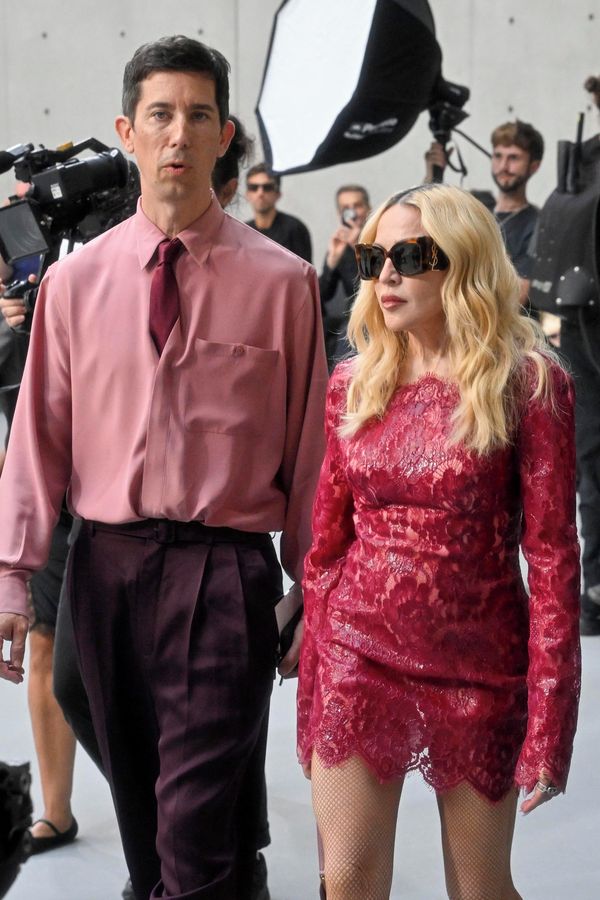 Madonna na přehlídce po boku Kate Moss: Její velký sen vzal sice za své, na afterparty ale nesmutněla - fotka 1/1