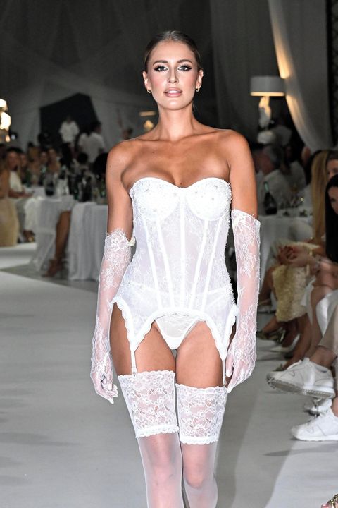 Sexy korzet, krajka a podvazky: Miss Nikola Uhlířová předvedla dokonalé tělo v nejodvážnějším modelu přehlídky