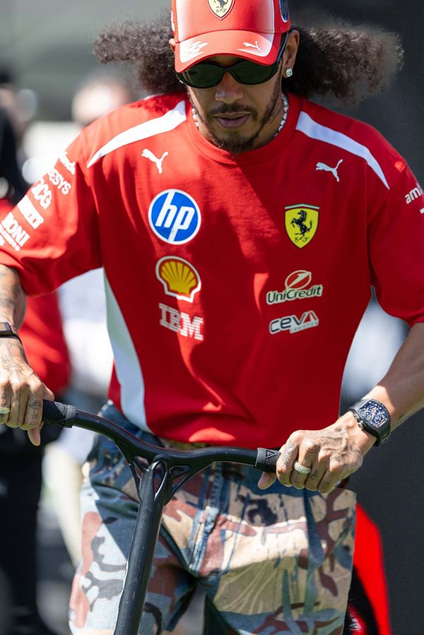Lewis Hamilton se předvedl s novým účesem. Tohle je něco příšerného, reagují zděšení fanoušci - fotka 1/1