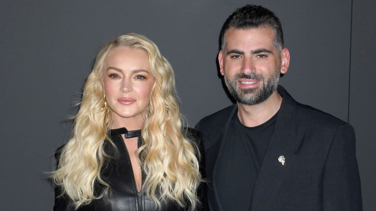 Lindsay Lohan ukázala vzácné rodinné záběry a poslala vzkaz manželovi: Se synem závodil v obýváku na odrážedlech