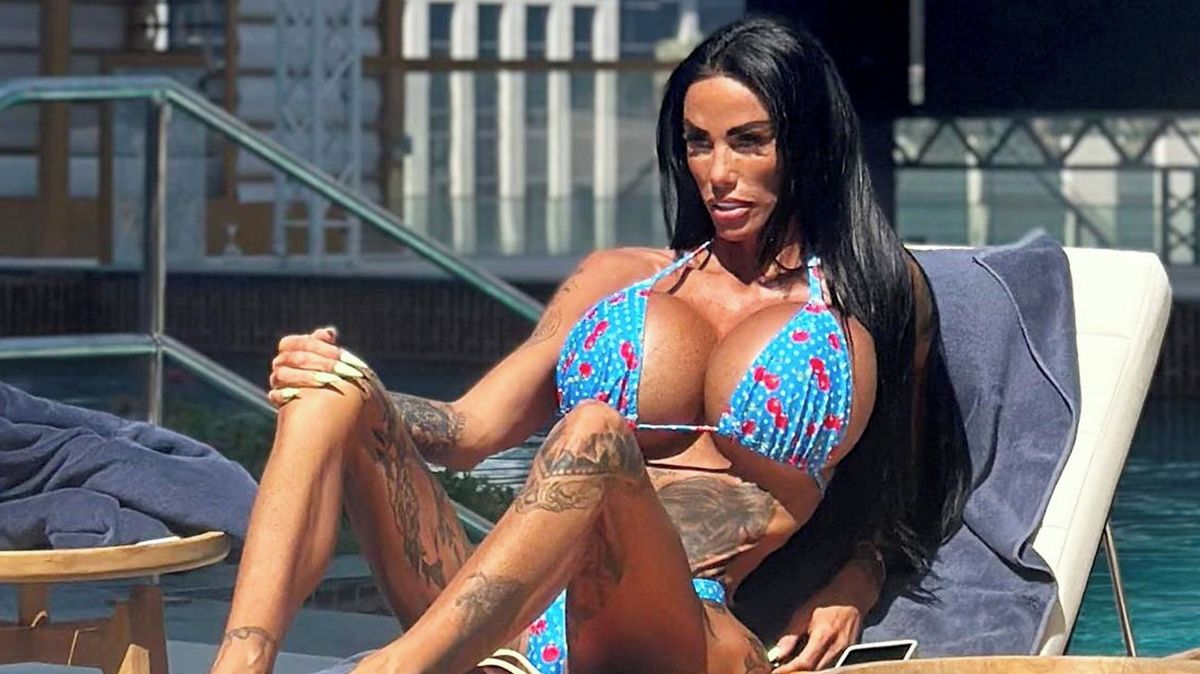 Katie Price je zoufalá: Kvůli manželovi obíhá soudy a policii. Stres zahání opalovačkou v titěrných bikinách