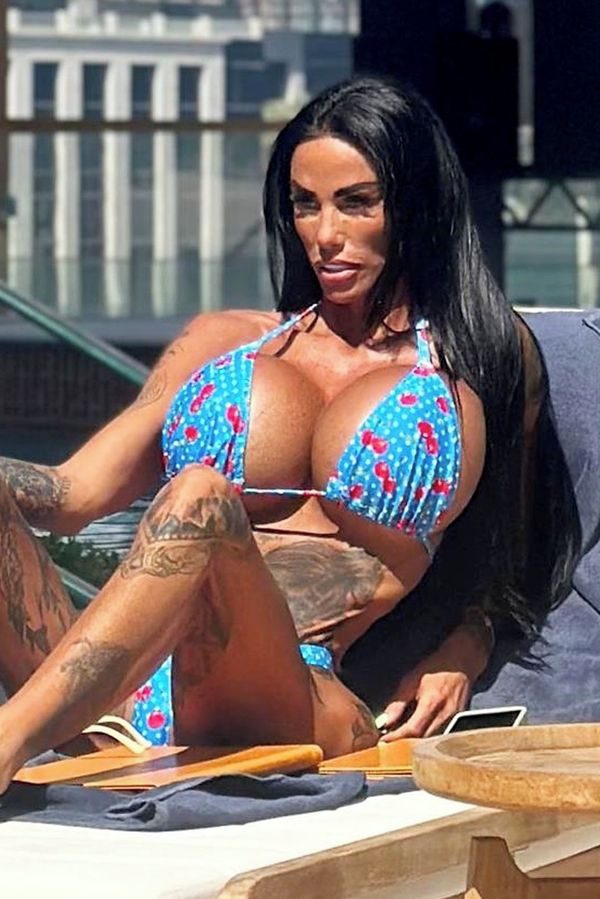 Katie Price je zoufalá: Kvůli manželovi obíhá soudy a policii. Stres zahání opalovačkou v titěrných bikinách - fotka 1/1