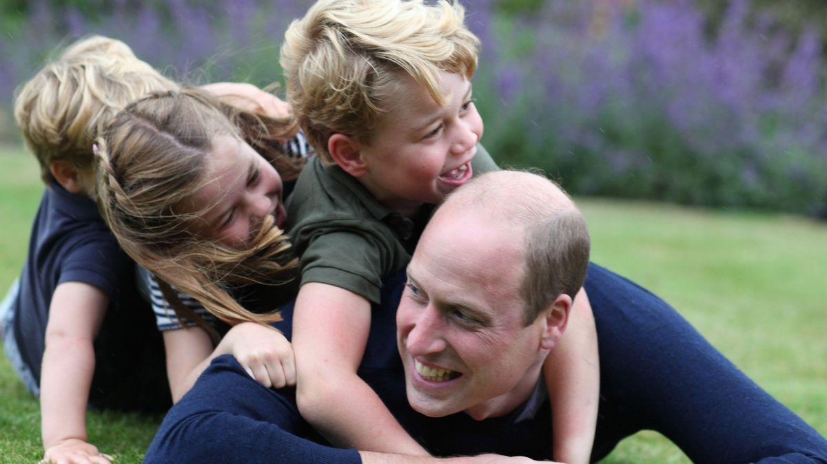 Že je princezna Charlotte celá prababička? Tak mrkejte na narozeninovou fotku s tátou Williamem a teprve uvidíte podobu