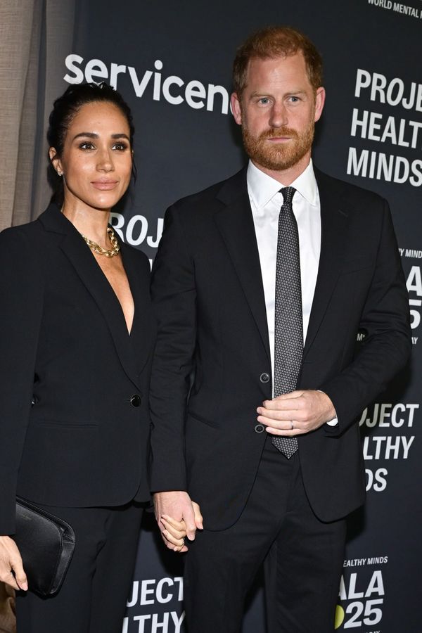 Meghan chtěla ukázat milujícího tátu, internet ale viděl jen přetvářku a příliš dlouhé záclony - fotka 1/1