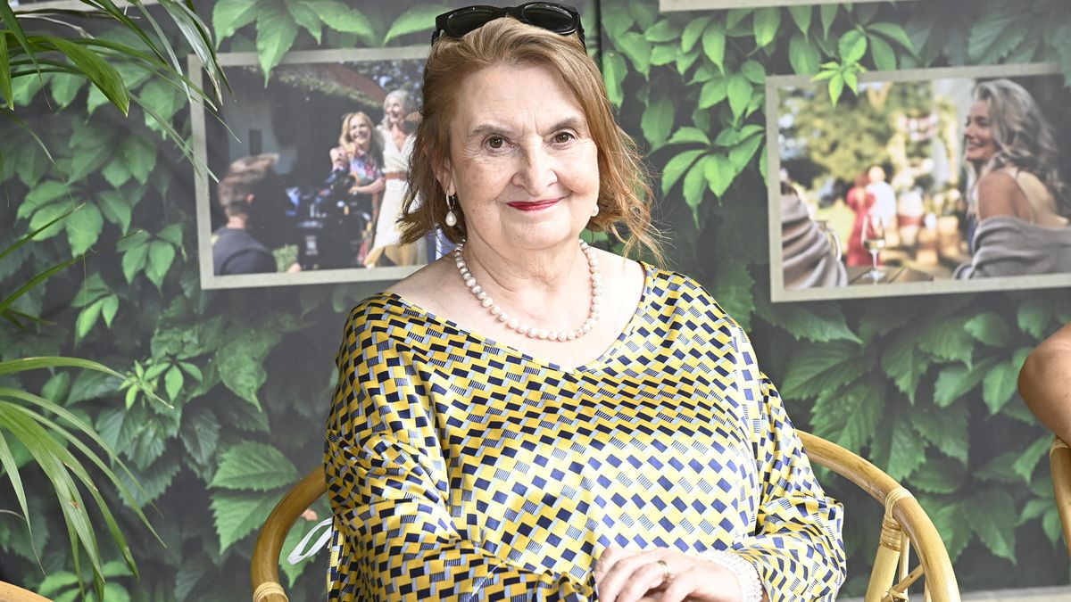 Jste zastydlá puberťačka! Herečka Eva Holubová vrátila hejtrovi úder. A u toho ukázala sexy nožky