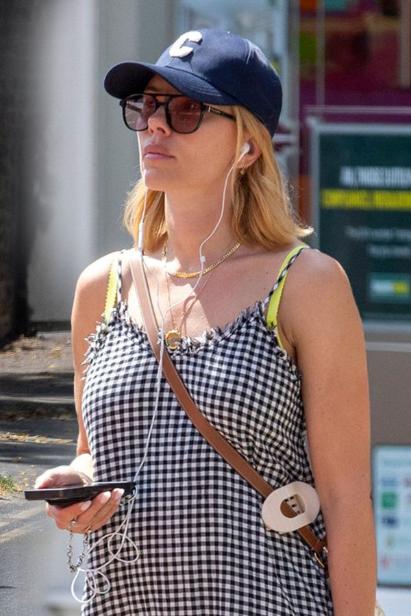 Scarlett Johansson po delší době na veřejnosti. V Londýně si vyšla v outfitu za sto tisíc! Fanoušky zaujala jedna věc  - fotka 1/1