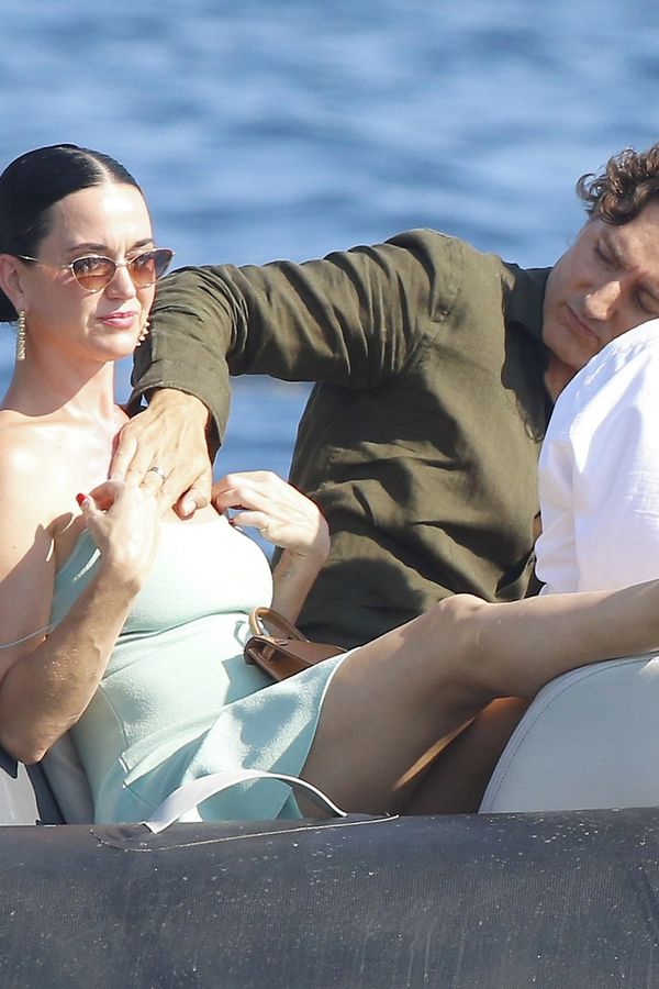 Rozkaz zněl jasně. Nebyl čas řešit fotografy: Katy Perry SPF nepodceňuje, má dokonce svého osobního natírače!  - fotka 1/1