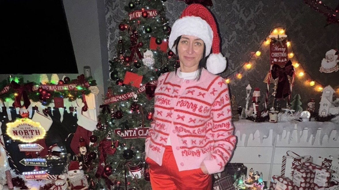 Už se těšíte na Vánoce? Maminka z Británie už má nakoupené dárky, ozdobený stromek a pouští si doma koledy