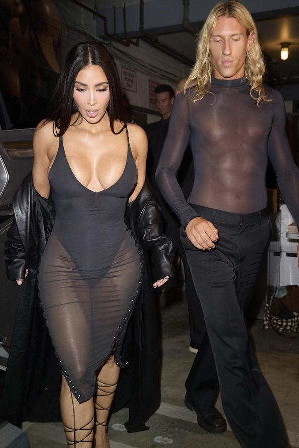 Kim si snad půjčila outfit od Biancy! V obepnutém průhledném modelu ukázala celá stehna i napěchovaný dekolt - fotka 1/1