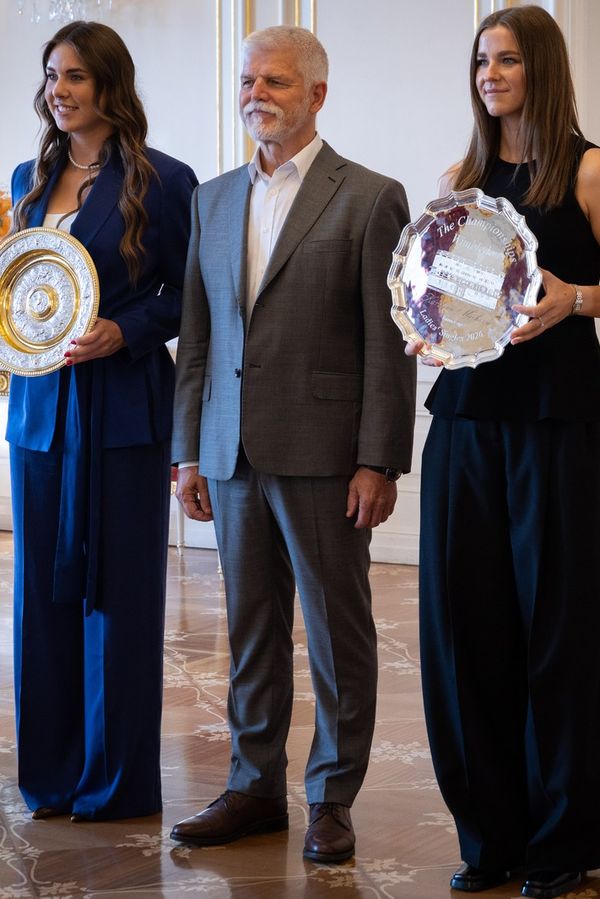 Takhle prezidenta běžně neuvidíte: Kvůli finalistkám Wimbledonu dělal Petr Pavel na Hradě psí kusy. Došlo i na čepici - fotka 1/1