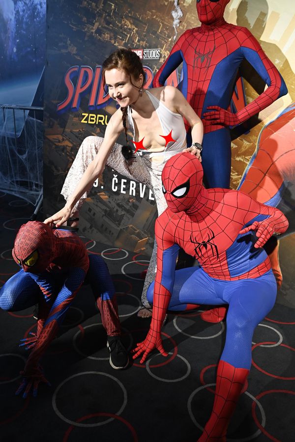 Zase ta Toulová! Režisérka v krajkovém overalu s obřím výstřihem řádila se Spider-Many. Prsa měla skoro venku - fotka 1/1