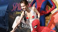 Zase ta Toulová! Režisérka v krajkovém overalu s obřím výstřihem řádila se Spider-Many. Prsa měla skoro venku