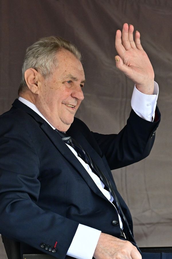 Vysmátý Miloš Zeman na člunu pořádně zmátl fanoušky: Kvůli kšiltovce leckteří uvěřili, že znovu zabojuje o Hrad - fotka 1/1