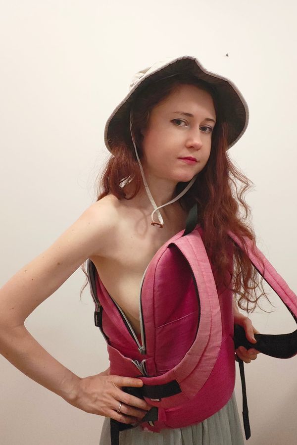Myslela, že má trefný outfit: Eva Toulová oblékla místo topu batoh, rozepnutý zip odhalil i část prsou - fotka 1/1