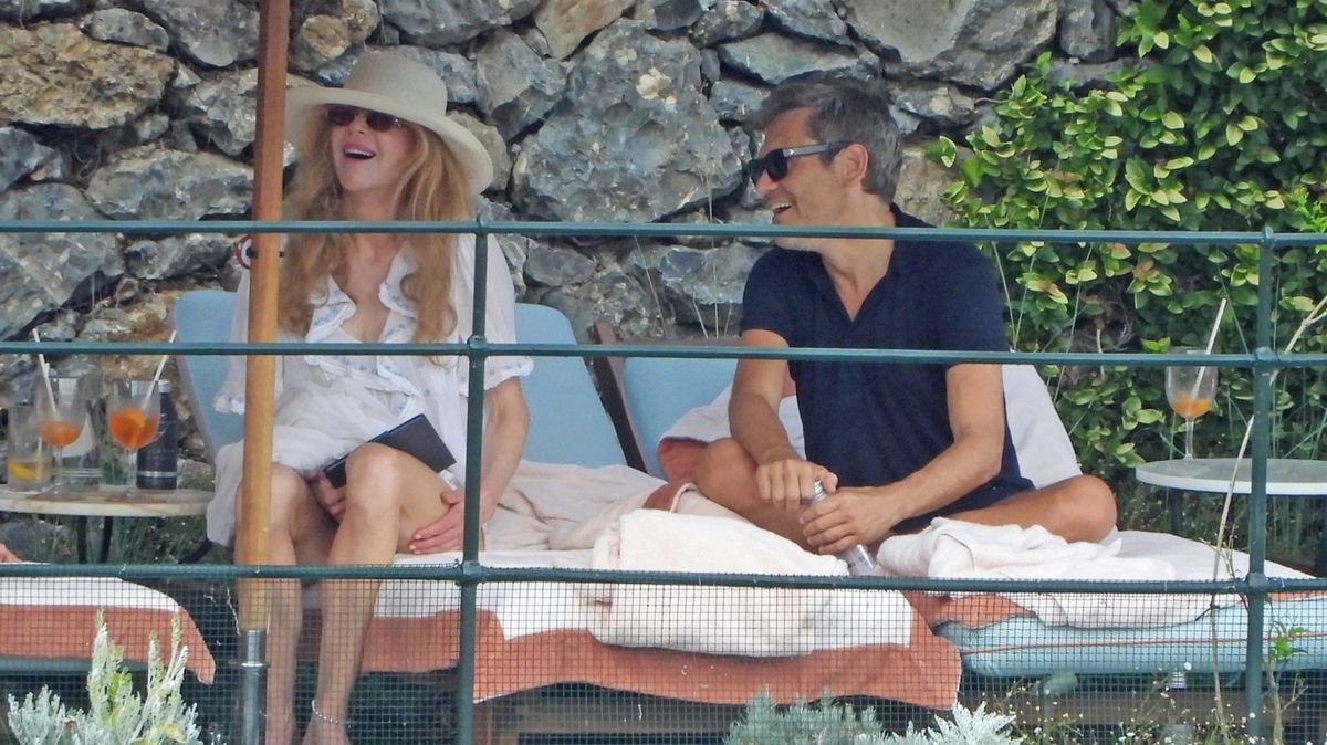 Usměvavá Nicole Kidman září poprvé od rozvodu po boku nového muže. Něžné doteky mluví samy za sebe