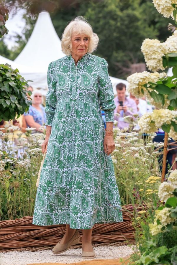 Královny v zahradě: Camilla mezi květinami připomněla Alžbětu II. Podobné snímky dělí šestnáct let - fotka 1/1