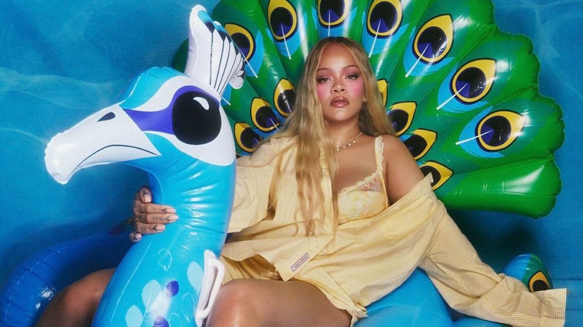 Laciné pozadí, ale ten předek stojí za to! Co říkáte na Rihannu v prádle, která si osedlala páva?