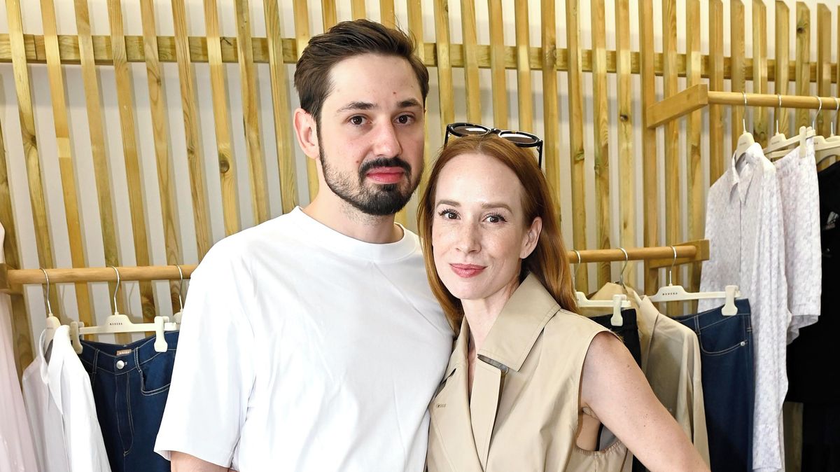 Krásná Táňa Pauhofová se teprve chystá do gala: Takhle jí to ve Varech seklo v civilu, když si vyšla s manželem