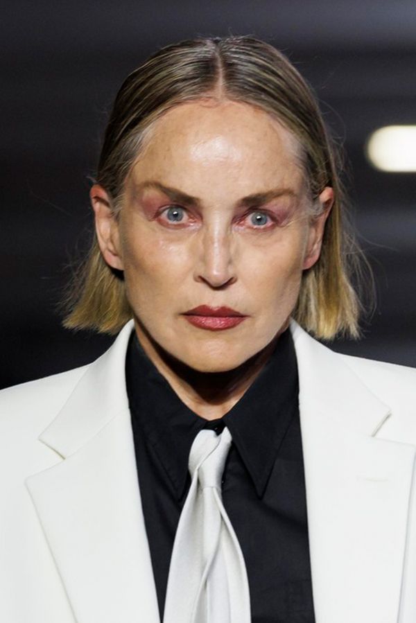 Sharon Stone vyděsila novým vzhledem na přehlídce v Paříži: Je to vážně ona? ptali se zmatení hosté - fotka 1/1
